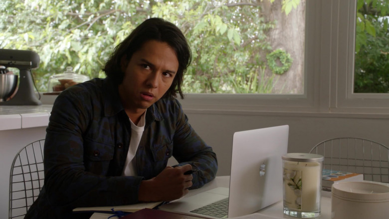 Apple MacBook Laptop of Gustavo Gomez as Reed in 9-1-1 S04E07 There Goes the Neighborhood (2021)