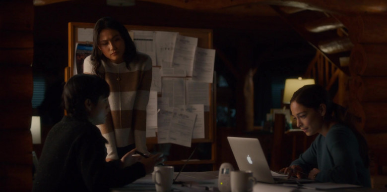 Apple MacBook Laptop of Kristin Kreuk as Joanna Chang in Burden of Truth S04E06 The Homecoming (2021)