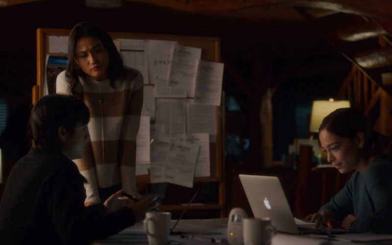 Apple MacBook Laptop of Kristin Kreuk as Joanna Chang in Burden of Truth S04E06 The Homecoming (2021)
