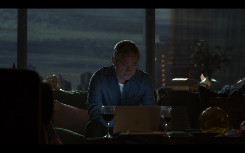 Apple MacBook Laptop of Martin Freeman as Paul Worsley in Breeders S02E01 No Surrender (2021)