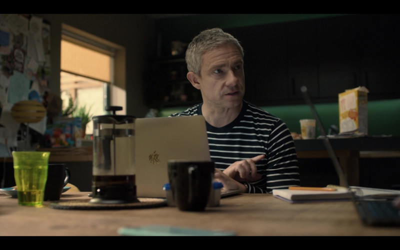 Apple MacBook Laptop of Martin Freeman as Paul Worsley in Breeders S02E03 No Connection (2021)