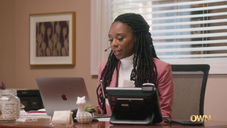 Apple MacBook Laptop of Ozioma Akagha as Harper Omereoha in Delilah S01E01 TV Show (1)