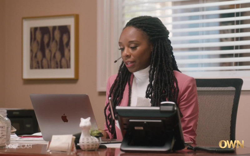 Apple MacBook Laptop of Ozioma Akagha as Harper Omereoha in Delilah S01E01 TV Show (1)