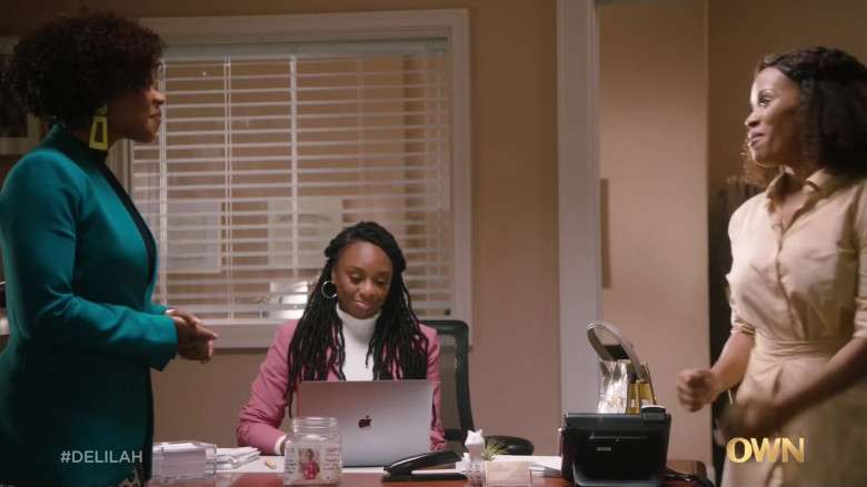 Apple MacBook Laptop of Ozioma Akagha as Harper Omereoha in Delilah S01E01 TV Show (2)