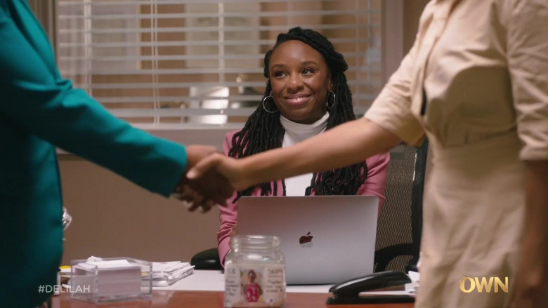 Apple MacBook Laptop of Ozioma Akagha as Harper Omereoha in Delilah S01E01 TV Show (3)