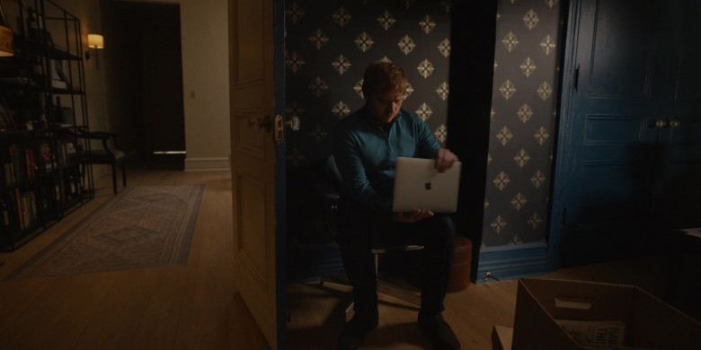 Apple MacBook Laptop of Rupert Grint as Julian Pearce in Servant S02E08 TV Show (1)