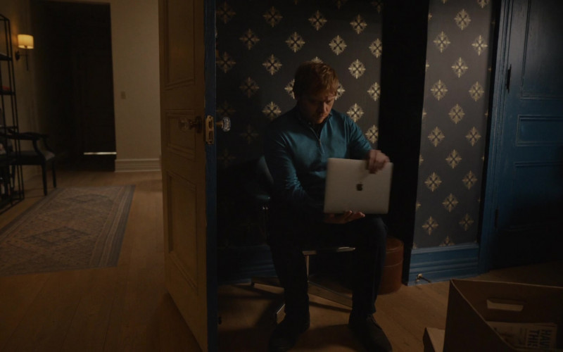 Apple MacBook Laptop of Rupert Grint as Julian Pearce in Servant S02E08 TV Show (1)