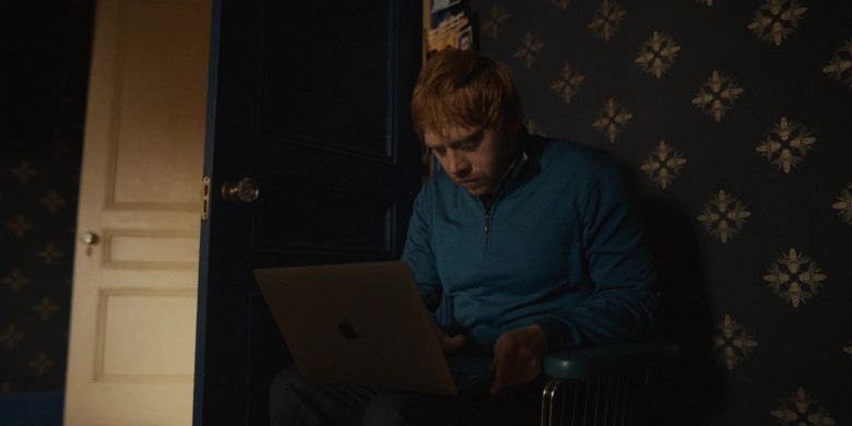 Apple MacBook Laptop of Rupert Grint as Julian Pearce in Servant S02E08 TV Show (2)