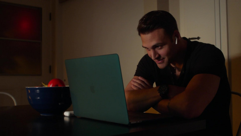 Apple MacBook Laptop of Ryan Guzman as Eddie Diaz in 9-1-1 S04E08