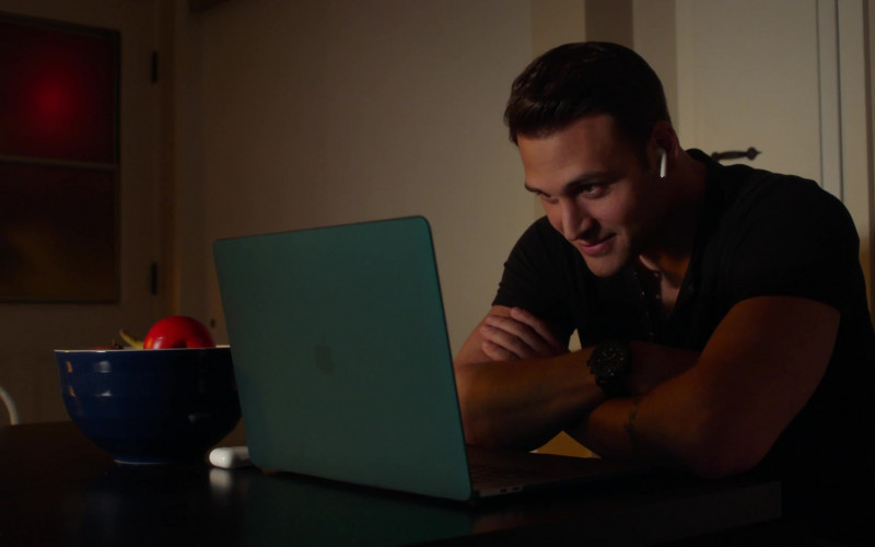 Apple MacBook Laptop of Ryan Guzman as Eddie Diaz in 9-1-1 S04E08