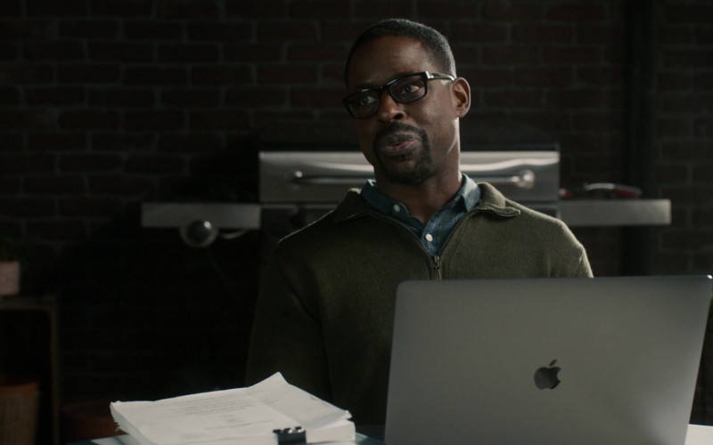 Apple MacBook Laptop of Sterling Kelby Brown as Randall Pearson in This Is Us S05E10 (2)