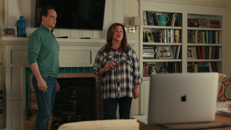 Apple MacBook Pro Laptop Used by Diedrich Bader & Katy Mixon in American Housewife S05E11 The Guardian (1)