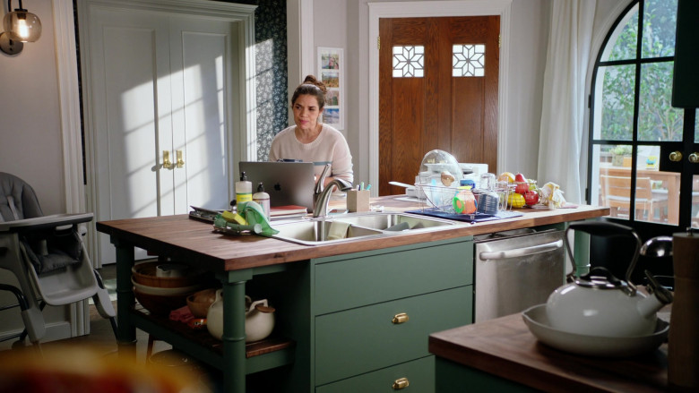Apple MacBook Pro Laptop of America Ferrera as Amelia ‘Amy' Sosa in Superstore S06E14 TV Show 2021 (1)