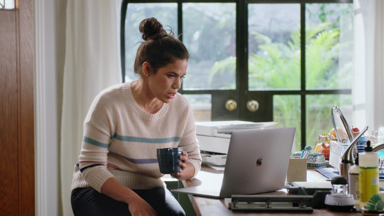 Apple MacBook Pro Laptop of America Ferrera as Amelia ‘Amy' Sosa in Superstore S06E14 TV Show 2021 (2)