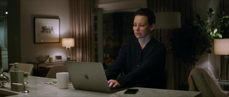 Apple MacBook Pro Laptop of Evangeline Lilly as Claire Reimann in Crisis (2)
