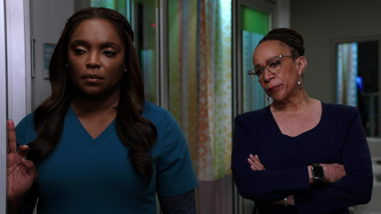 Apple Watch Worn by Actress S. Epatha Merkerson as Sharon Goodwin in Chicago Med S06E08