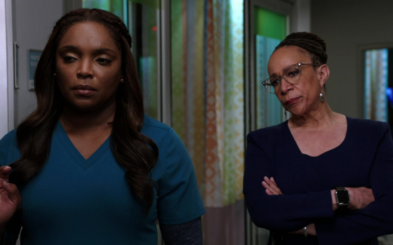 Apple Watch Worn by Actress S. Epatha Merkerson as Sharon Goodwin in Chicago Med S06E08