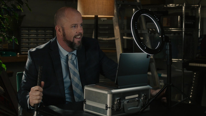 Apple iPad Tablet With Case of Chris Sullivan as Toby Damon in This Is Us S05E10 (2)