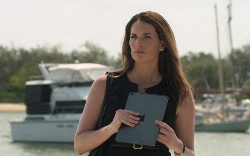 Apple iPad Tablet of Jolene Anderson as Dr. Grace Molyneux in Harrow S03E05 TV Show