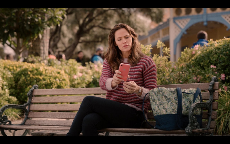 Apple iPhone Smartphone Held by Jennifer Garner as Allison Torres in Yes Day (2021)