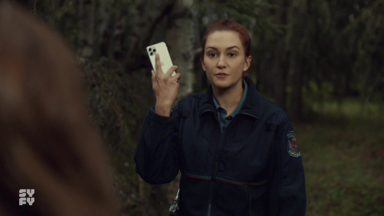 Apple iPhone Smartphone in Wynonna Earp S04E10 Life Turned Her That Way (2021)