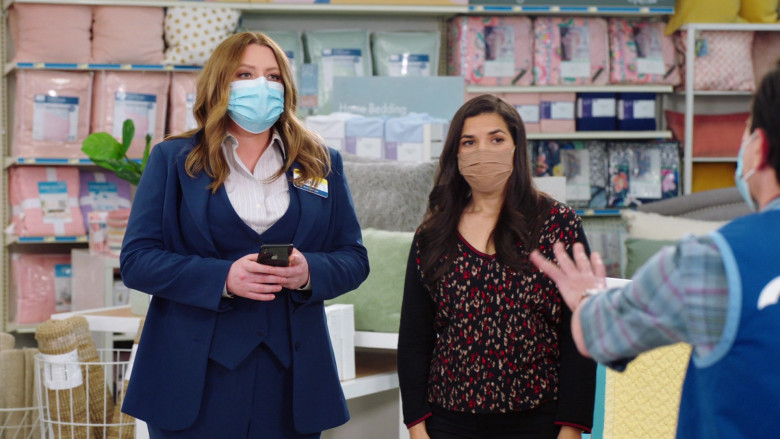 Apple iPhone Smartphone of Cast Member Lauren Ash as Dina Fox in Superstore S06E14 Perfect Store (2021)