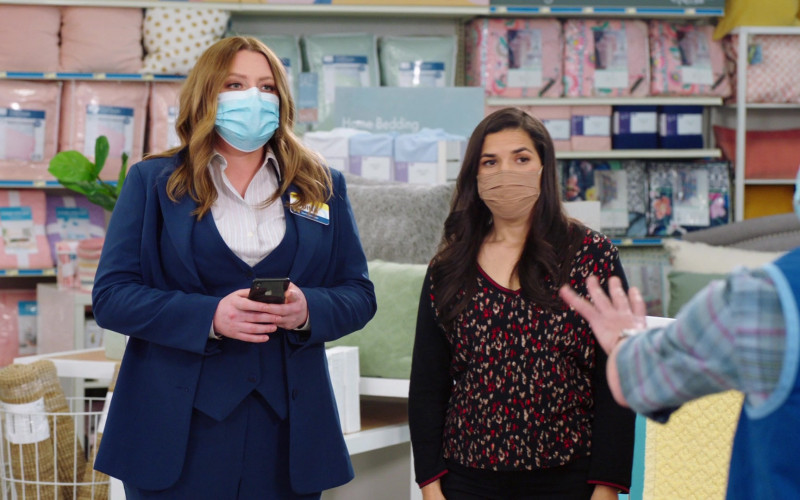 Apple iPhone Smartphone of Cast Member Lauren Ash as Dina Fox in Superstore S06E14 Perfect Store (2021)