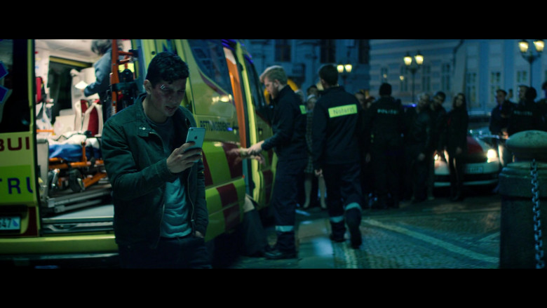 Apple iPhone Smartphone of Danny Ramirez as Joaquin Torres in The Falcon and the Winter Soldier S01E01 TV Show (2)