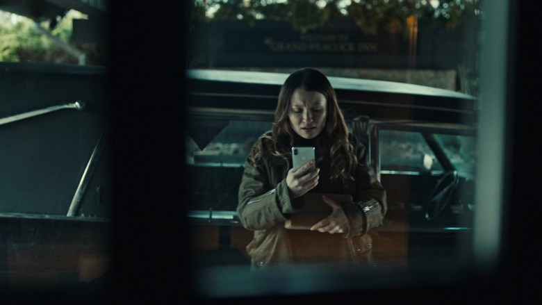 Apple iPhone Smartphone of Emily Browning as Laura Moon in American Gods S03E08 (1)
