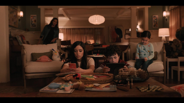 Apple iPhone Smartphone of Jenna Ortega as Katie Torres in Yes Day Movie (1)