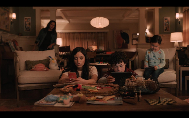 Apple iPhone Smartphone of Jenna Ortega as Katie Torres in Yes Day Movie (1)