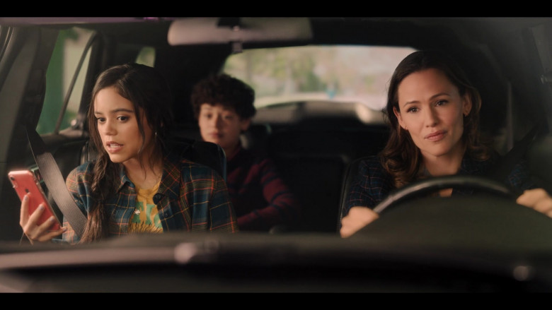 Apple iPhone Smartphone of Jenna Ortega as Katie Torres in Yes Day Movie (2)