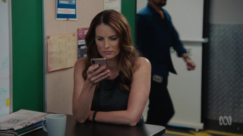 Apple iPhone Smartphone of Jolene Anderson as Dr. Grace Molyneux in Harrow S03E07 TV Show (1)