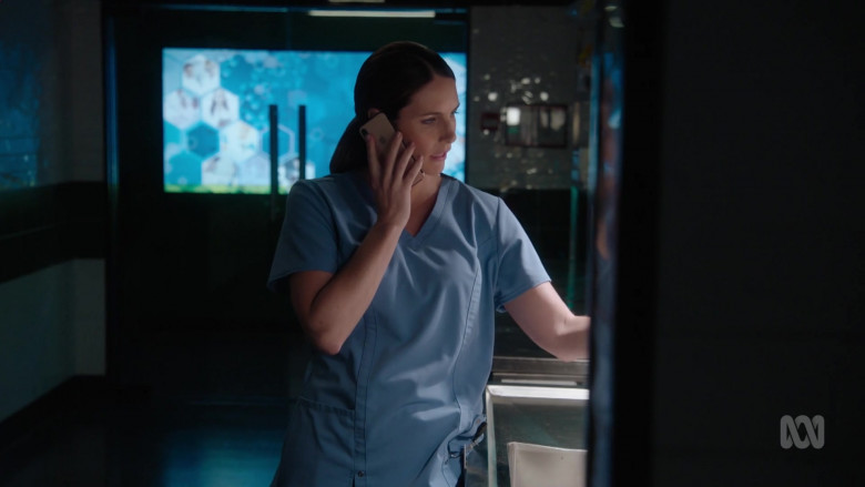 Apple iPhone Smartphone of Jolene Anderson as Dr. Grace Molyneux in Harrow S03E07 TV Show (2)