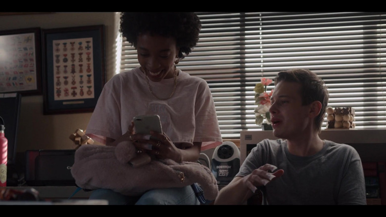 Apple iPhone Smartphone of Nathanya Alexander as Arianna in Generation S01E02 Dickscovery (2021)