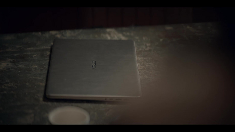 Asus Laptop of Amir El-Masry as Ben Naser in The One S01E02 (1)