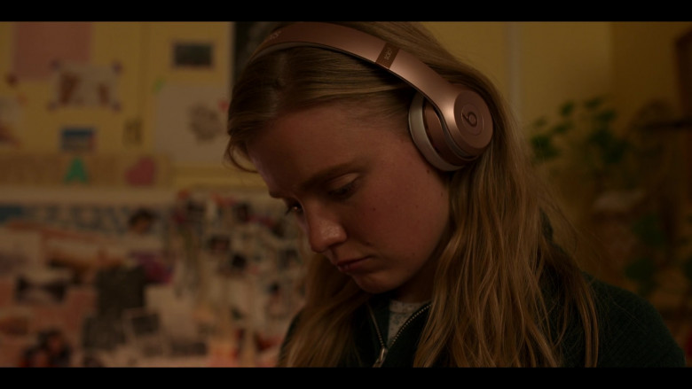 Beats Solo 3 Wireless On-Ear Headphones of Hadley Robinson as Vivian Carter in Moxie (2021)