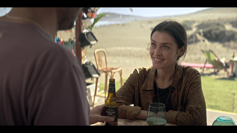 Dorada Especial Beer of Hannah Ware as Rebecca Webb in The One S01E02 (2021)
