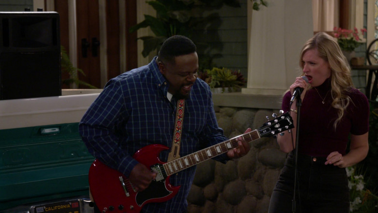 Gibson Guitar of Cedric the Entertainer in The Neighborhood S3E11 Welcome to the Dad Band (2021)