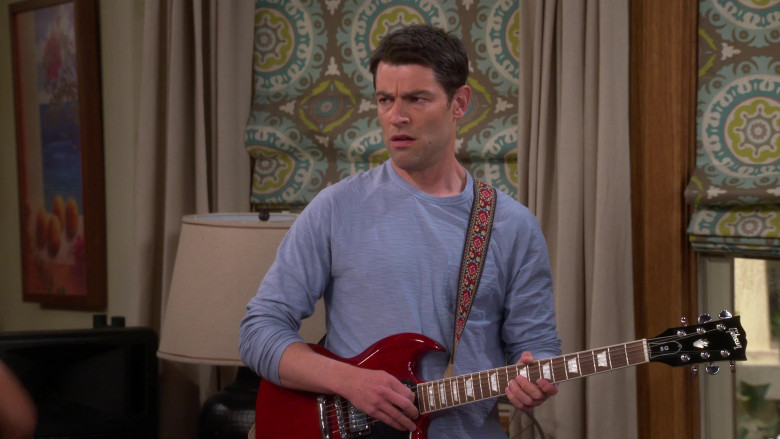 Gibson Guitar of Max Greenfield in The Neighborhood S3E11 TV Show (2)