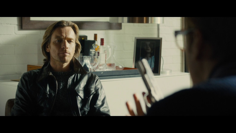 Highland Park whisky & Smirnoff vodka in Our Kind of Traitor (2016)