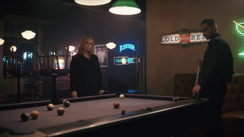 Icehouse and Budweiser Beer Signs in Good Girls S04E03 Fall Guy (2021)