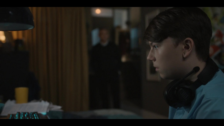 JBL Black Headset of Alex Eastwood as Luke in Breeders S02E03 No Connection (2021)