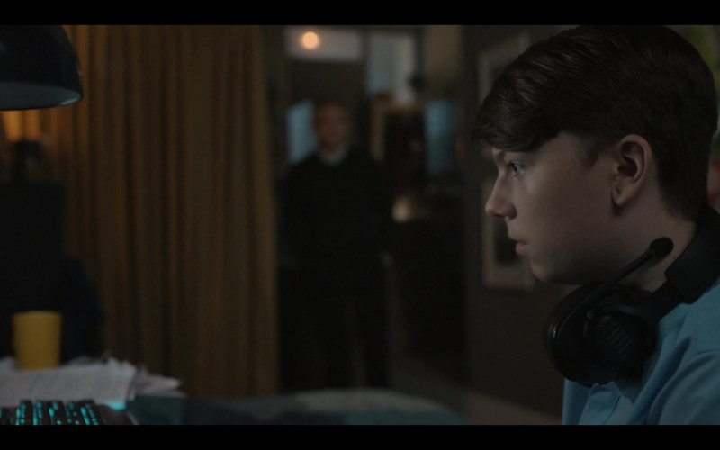 JBL Black Headset of Alex Eastwood as Luke in Breeders S02E03 No Connection (2021)