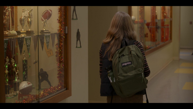 JanSport Backpack of Hadley Robinson as Vivian Carter in Moxie Movie (6)