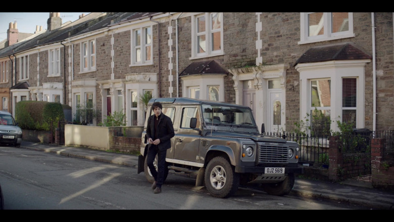 Land Rover Defender SUV in The One S01E02 (2)