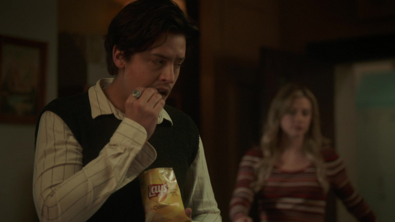 Lay’s Classic Potato Chips Enjoyed by Cole Sprouse as Jughead Jones in Riverdale S05E08 TV Show (1)