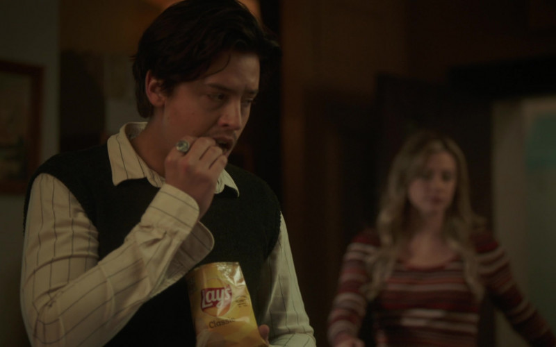 Lay's Classic Potato Chips Enjoyed by Cole Sprouse as Jughead Jones in Riverdale S05E08 TV Show (1)