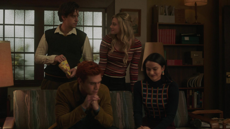 Lay’s Classic Potato Chips Enjoyed by Cole Sprouse as Jughead Jones in Riverdale S05E08 TV Show (2)