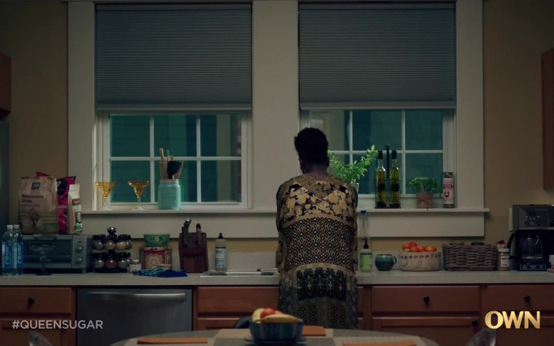 Level Water Bottles, 365 Everyday Value Restaurant Style Tortilla Chips and Mrs. Meyer's Soap in Queen Sugar S05E07 "June 1, 2020" (2021)